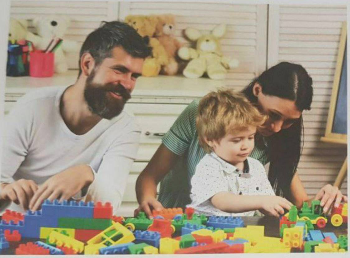 Bildbeschreibung Familie beim Spielen